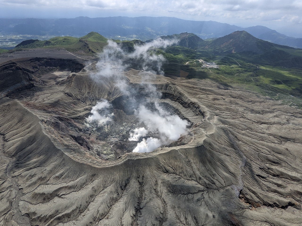 阿蘇中岳火口と火山地形